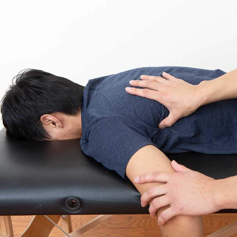 Instead, I often ask my client to lie on their stomach and lightly touch their arm muscles to loosen the latissimus dorsi muscles.